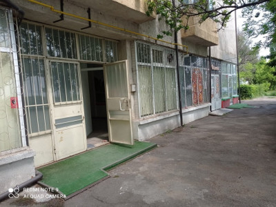 Far (bd. 1 Mai), spatiu comercial din constructie, fatada vitrata 10 m.