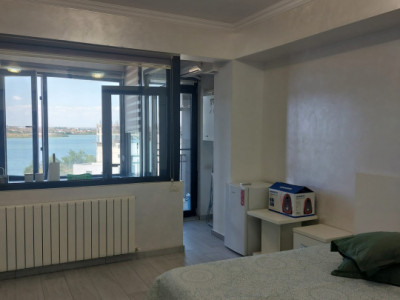 Studio modern cu vedere la lac- 3 min de Campusul Universitar
